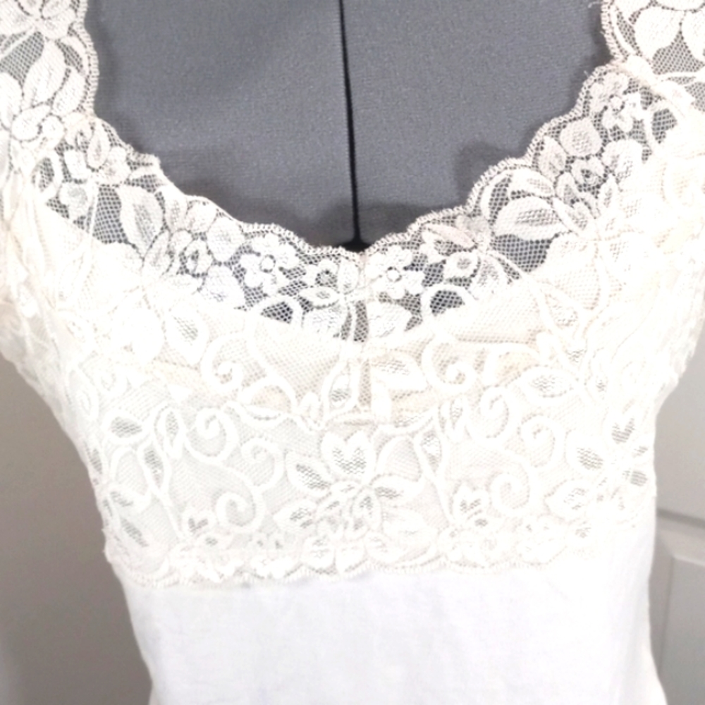 Woman's Size Large/Med Irovy Lace Top with Cap sleeves. - Picture 3 of 8